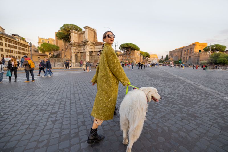 Nejčastější jména psů na světě: Páníčci se inspirují oblíbeným filmem i Velikonocemi Woman walking with a dog on the famous central street in Rome